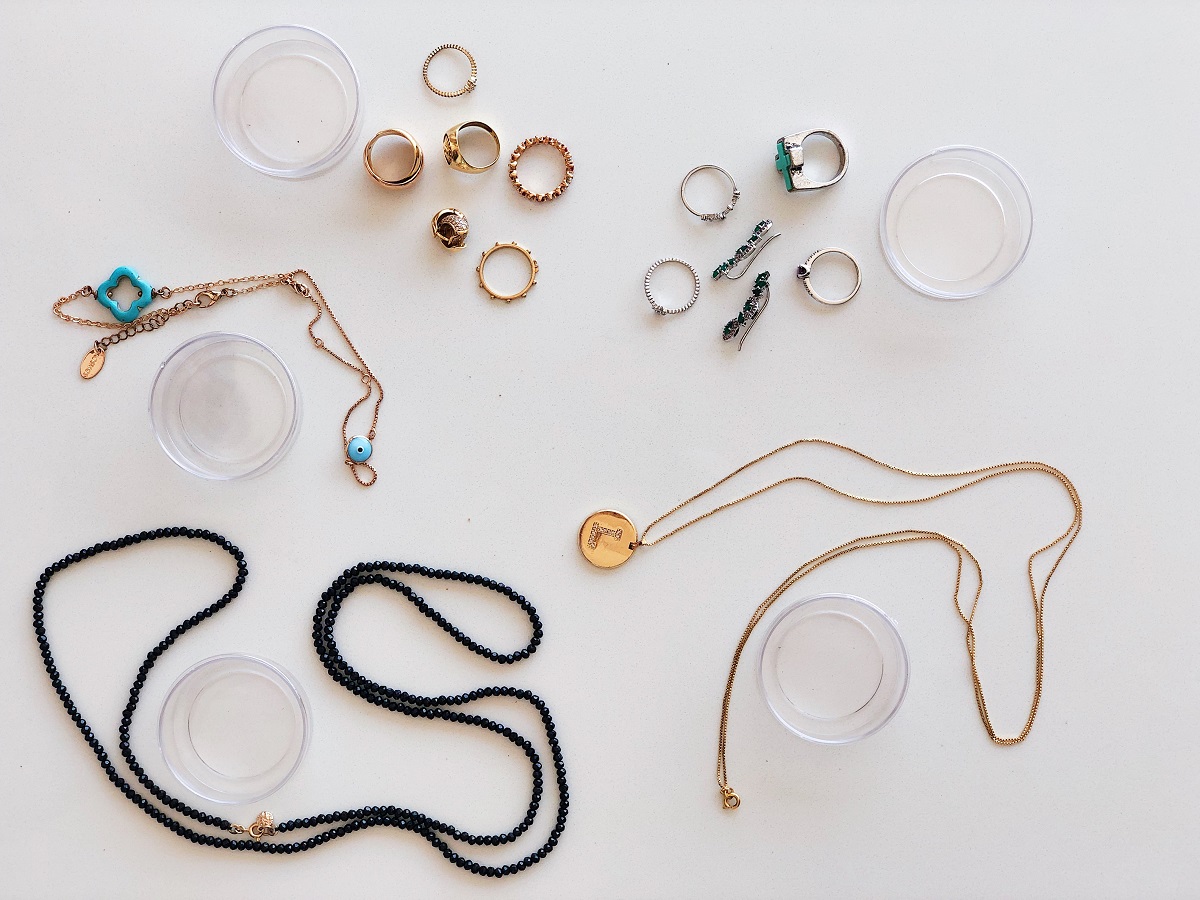 Descubra 9 segredos altamente eficazes para organizar suas jóias na mala de viagem.